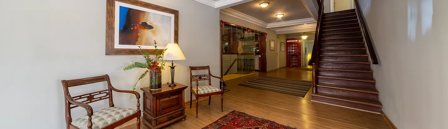 foto do saguão bonito e confortável do hotel solaris em são lourenço